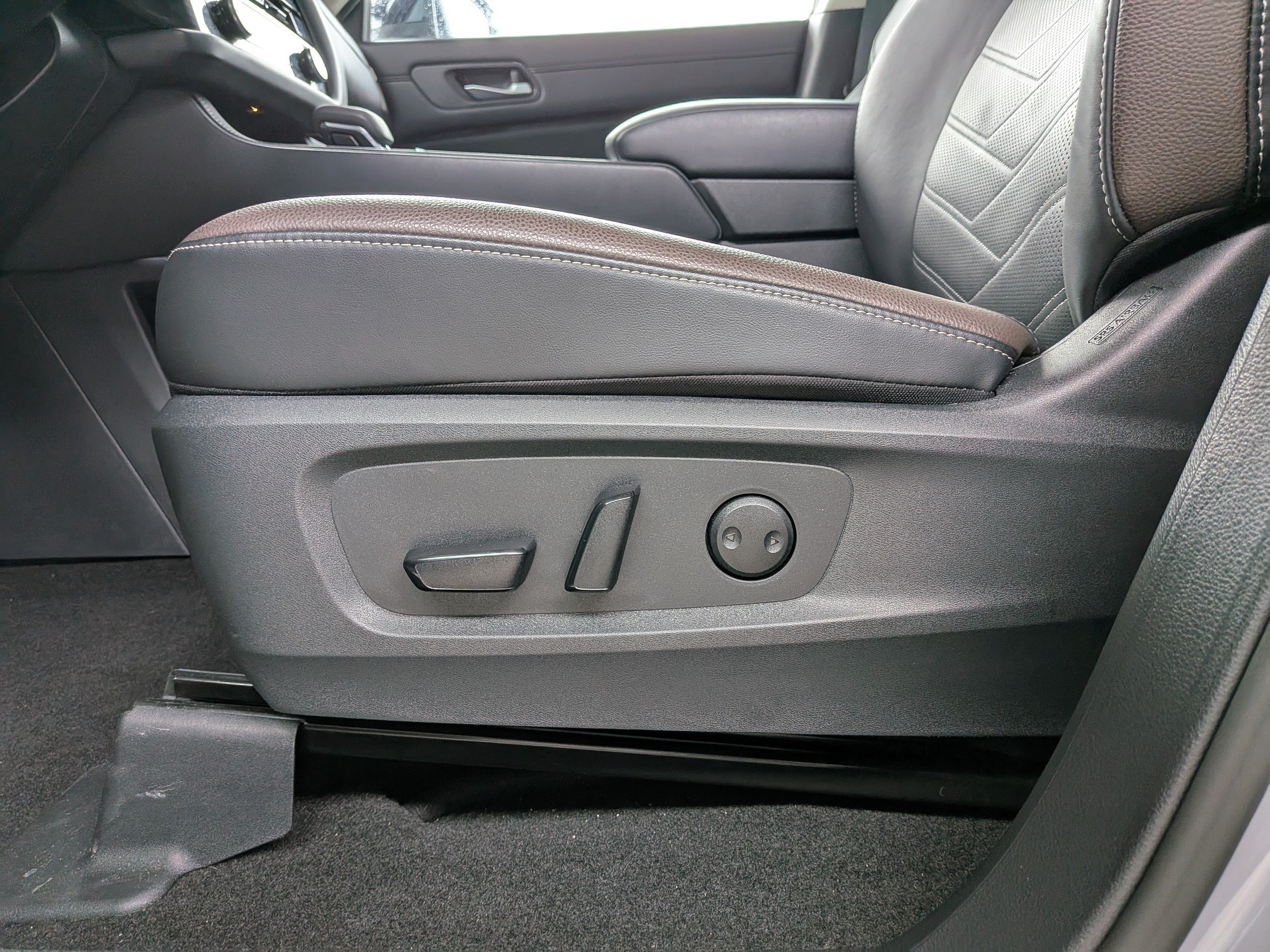Used 2025 Gray Nissan Platinum image 16
