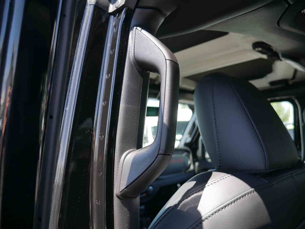 New 2026 Black Clear-Coat Exterior Paint Jeep  image 15