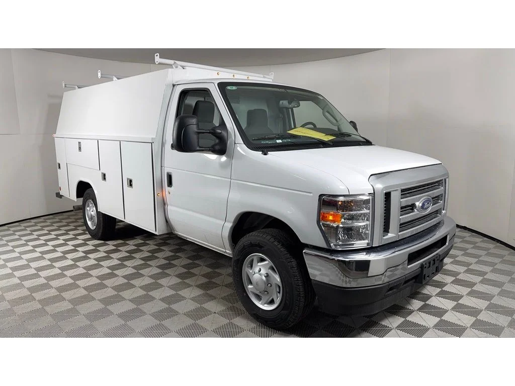 New 2025 Oxford White Ford E-350 SRW image 2