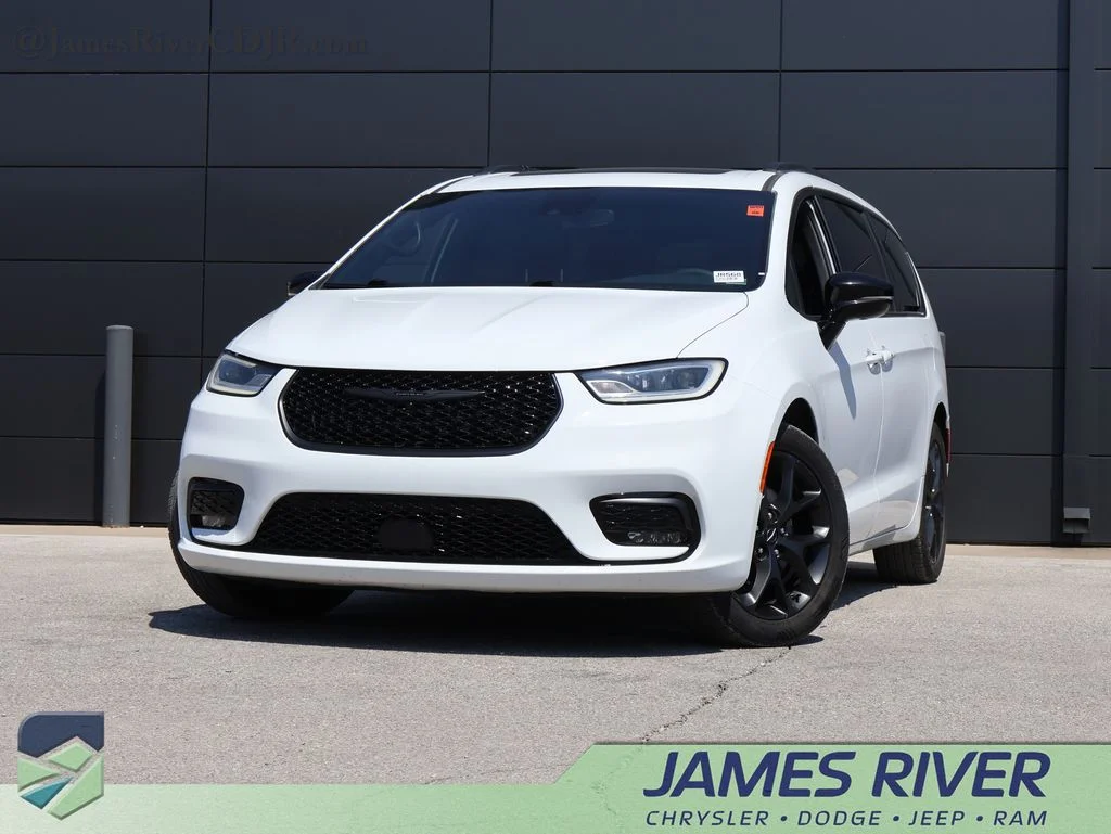 Used 2025 White Chrysler Limited image 1