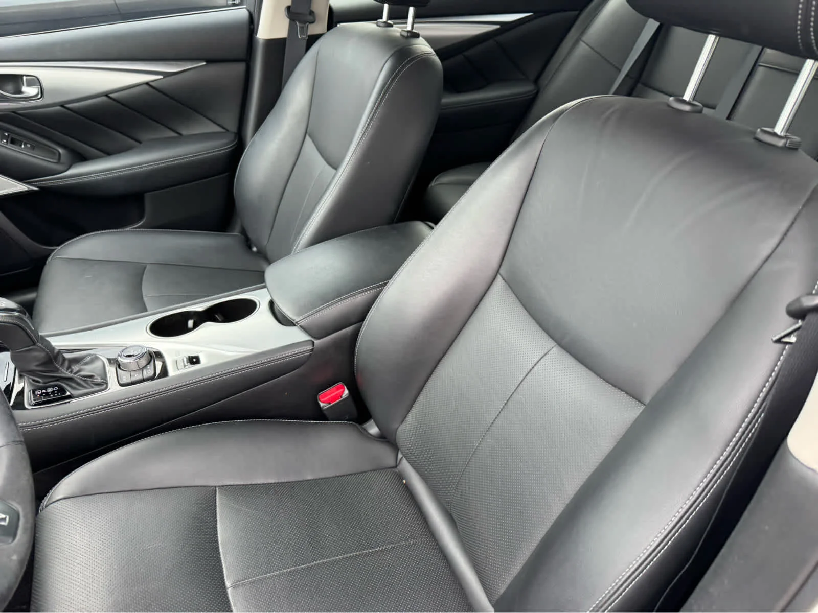 Certified Used 2023 Pure White INFINITI LUXE image 12