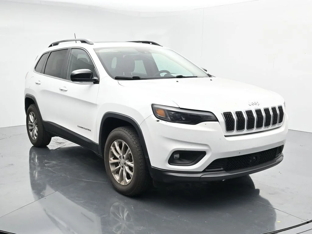Used 2022 White Jeep Latitude Lux image 1