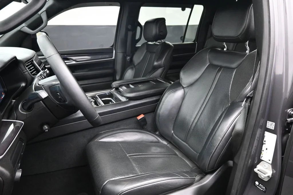Used 2024 Gray Jeep Base image 20