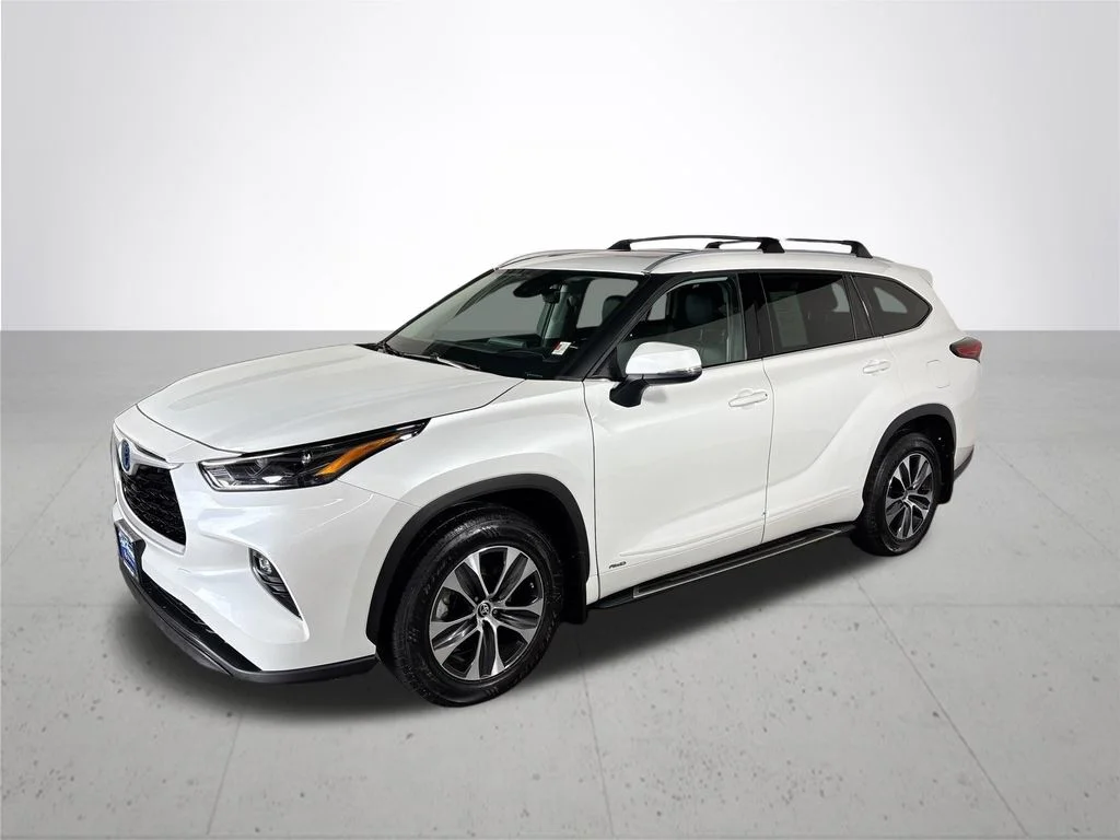 Used 2022 Beige Toyota XLE image 2