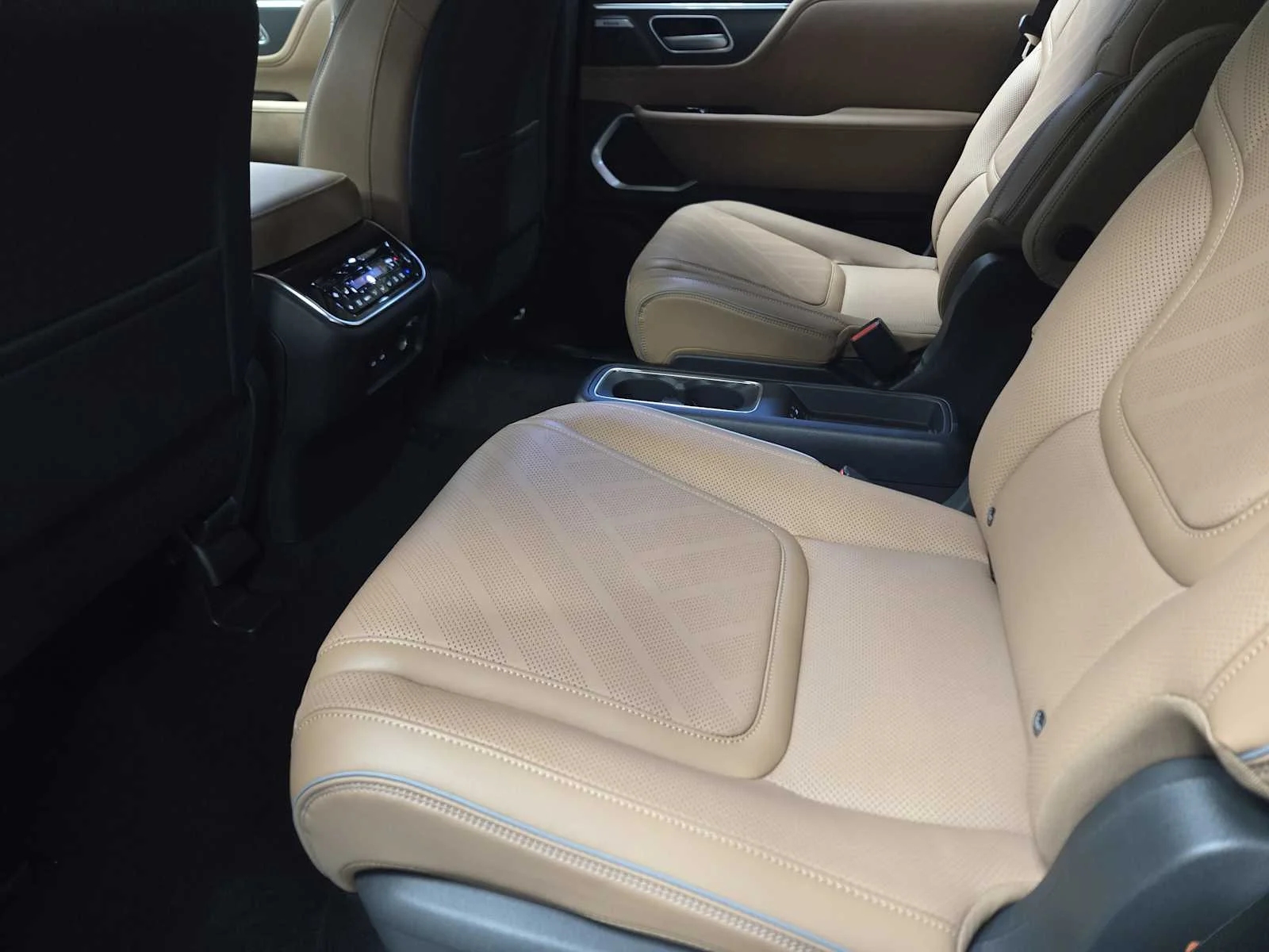New 2026 RADIANT WHITE INFINITI Luxe 2WD image 18