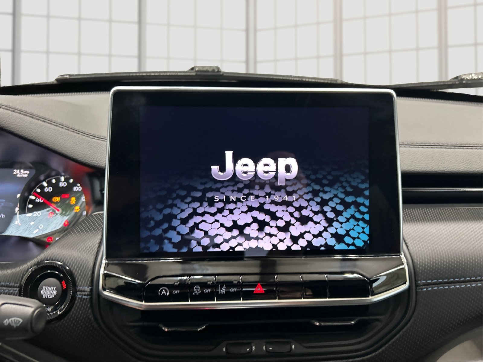 New 2026 Diamond Black Crystal Pearl-Coat Exterior Paint Jeep Latitude Altitude image 12