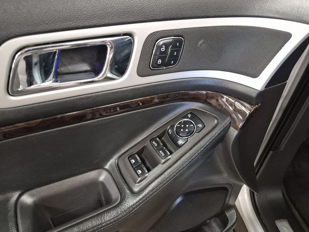 Used 2015 Ingot Silver Ford Limited image 9