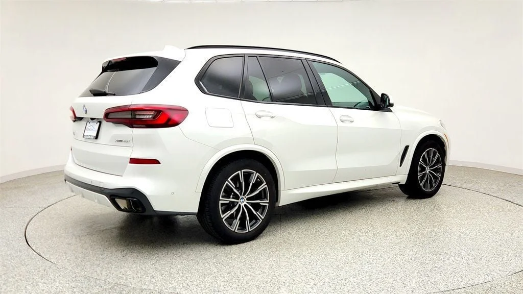 Used 2023 Mineral White Metallic BMW xDrive40i SAV w/ M Sport Package & Premium Package image 5