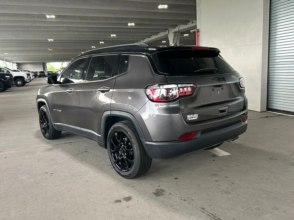 Used 2022 Granite Crystal Metallic Clearcoat Jeep Latitude image 3