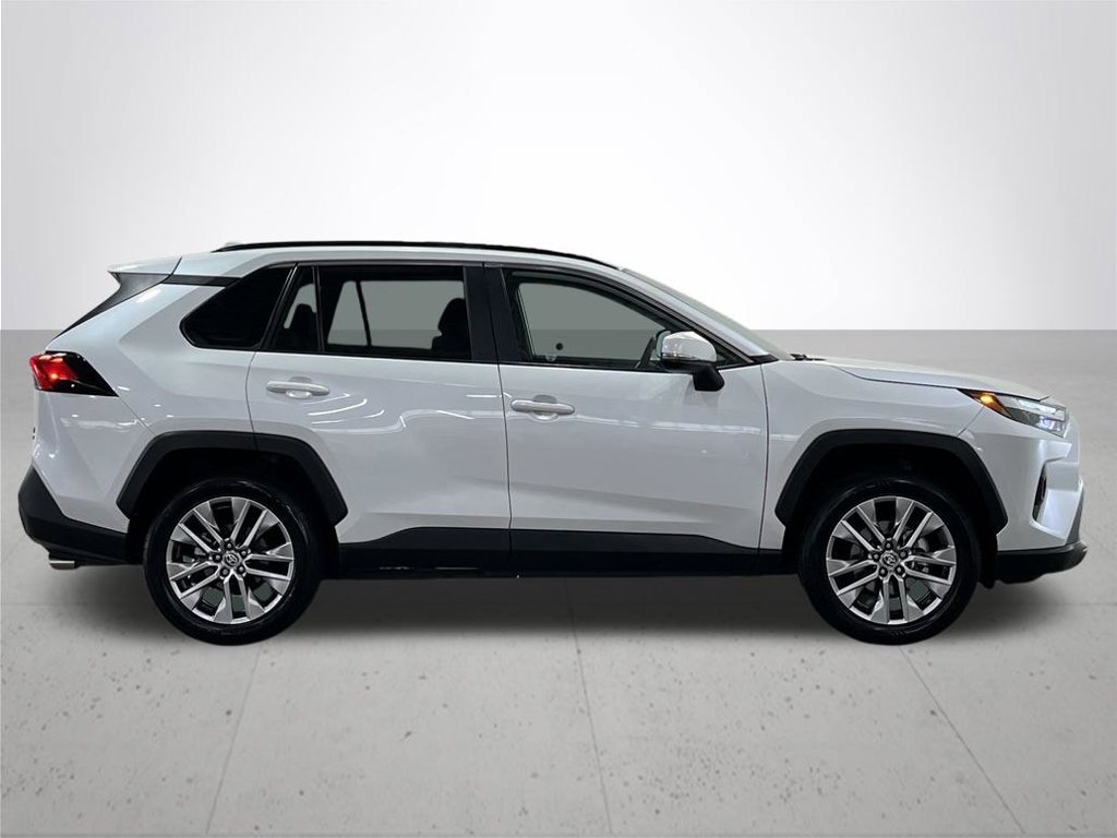 Used 2023 Beige Toyota XLE Premium image 9