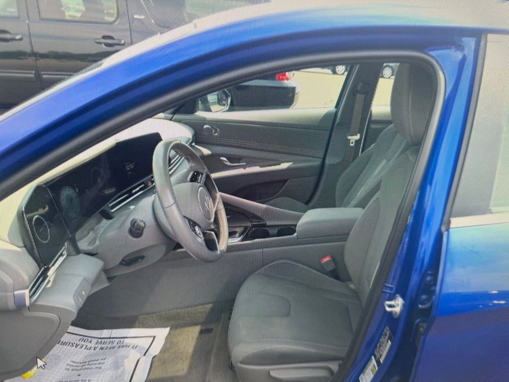 Used 2025  Hyundai SEL Convenience image 2