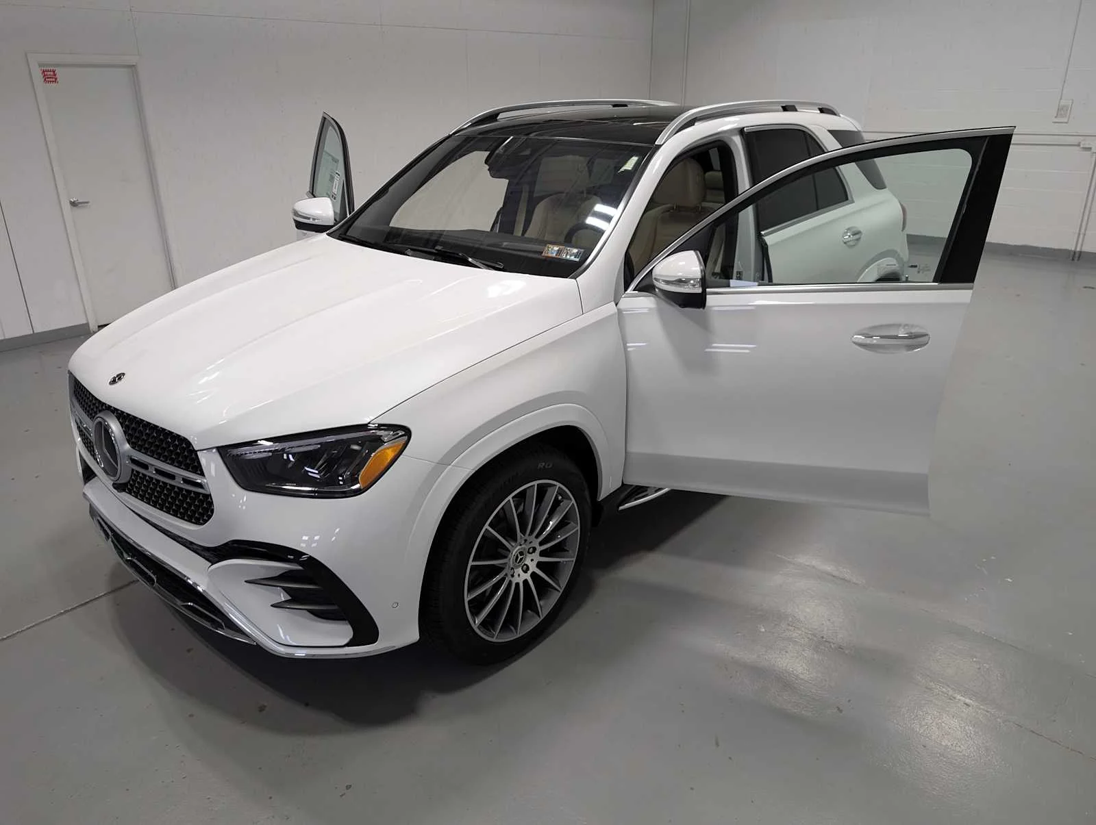 Certified Used 2026 MANUFAKTUR Moonlight White Metallic Mercedes-Benz GLE 580 image 14