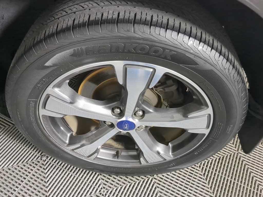 Used 2018 White Gold Metallic Ford SEL image 17