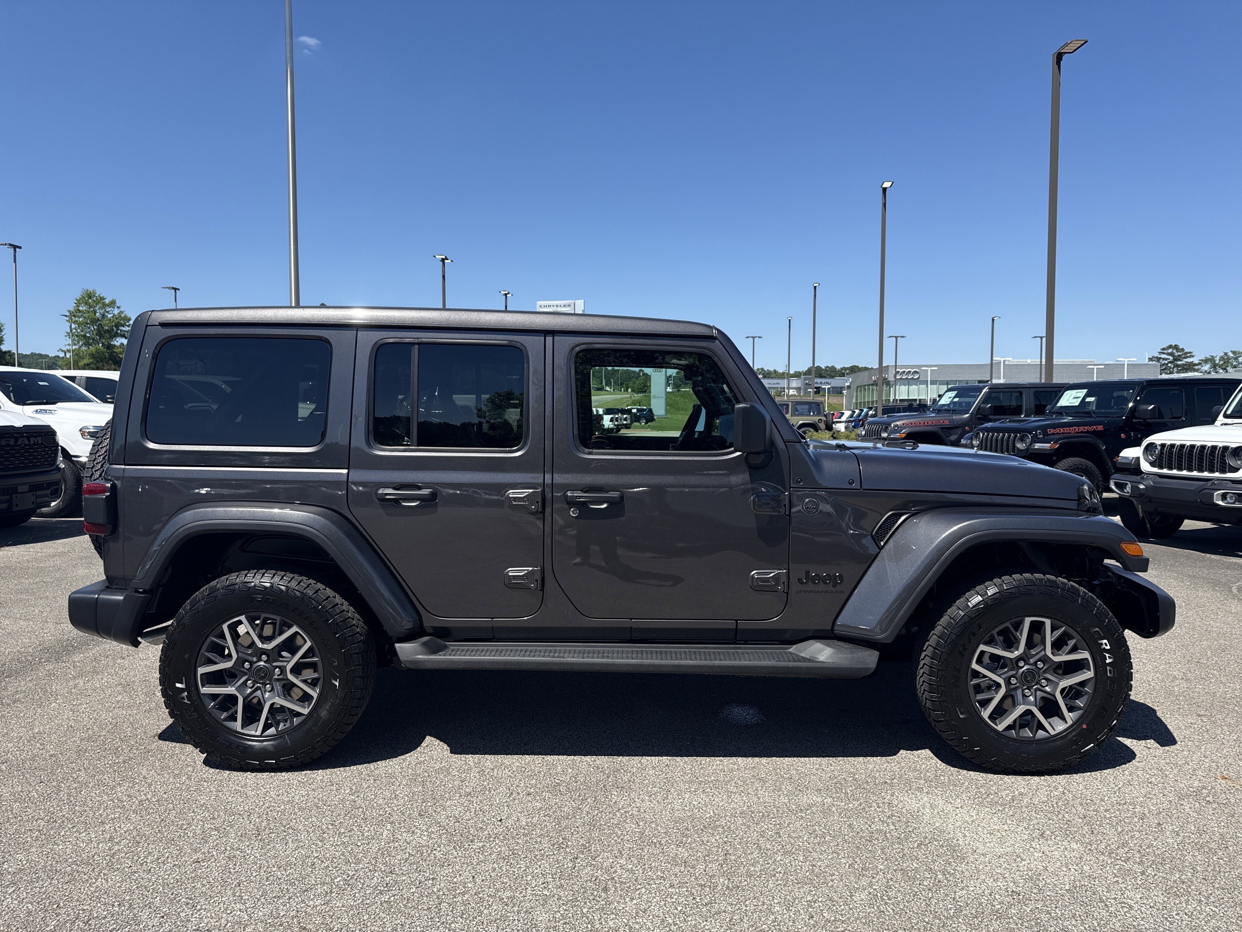 New 2026 Granite Crystal Metallic Clear-Coat Exterior Paint Jeep Sahara image 8