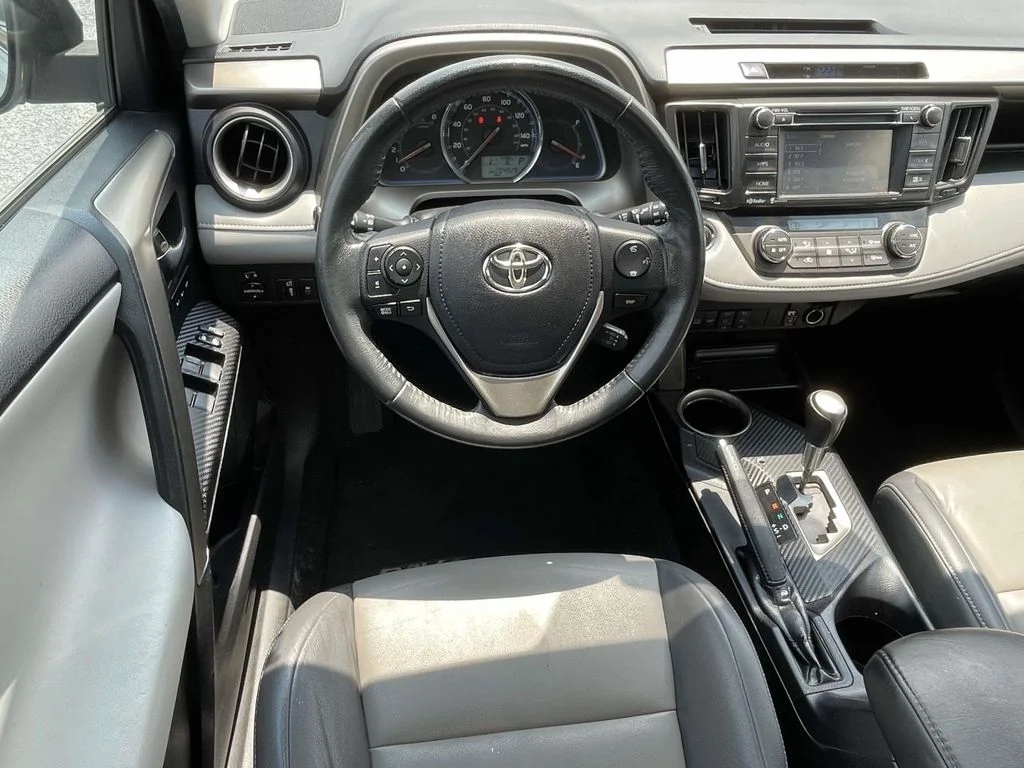 Used 2015 Classic Silver Metallic Toyota Limited image 11