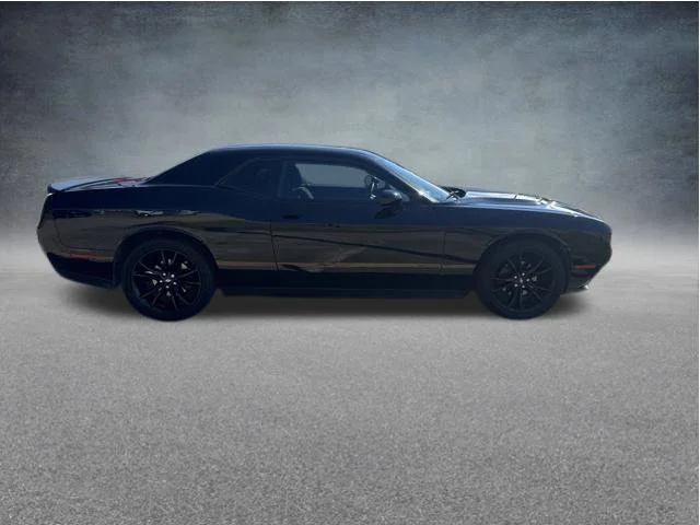 Used 2018 Black Dodge SXT image 4