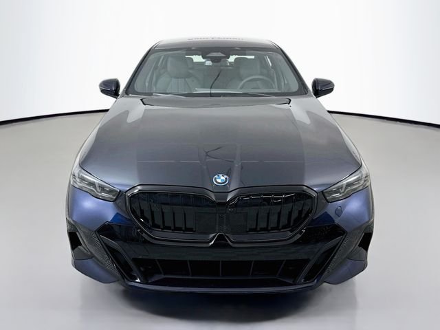 New 2027 Carbon Black Metallic BMW 550e xDrive image 2