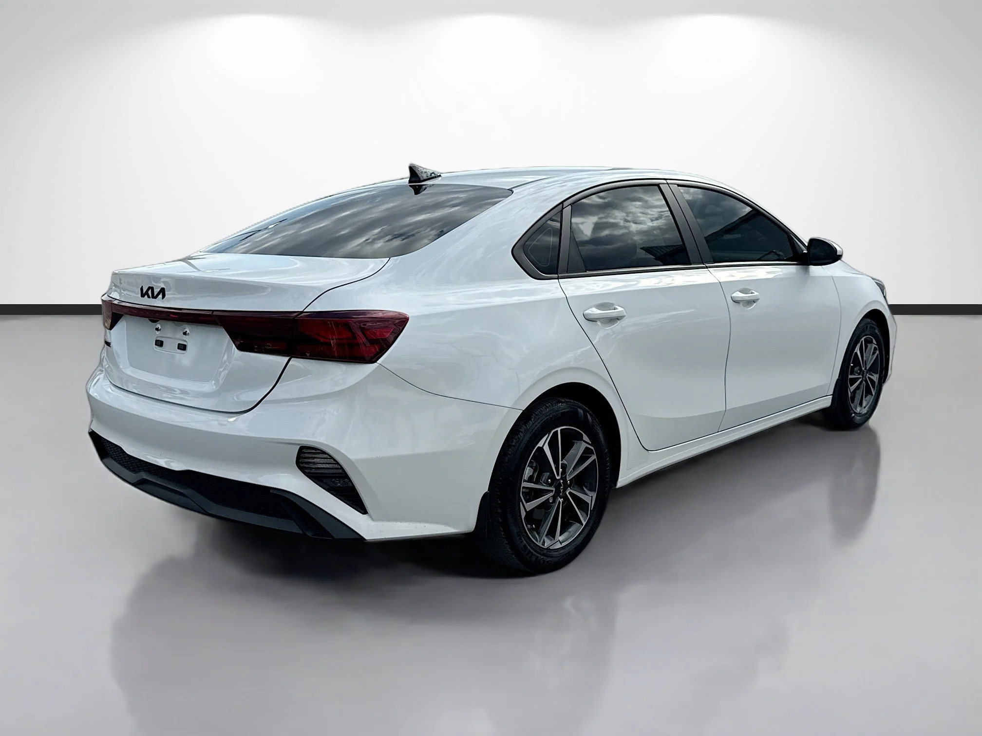 Used 2024 Snow White Pearl Kia LXS image 5