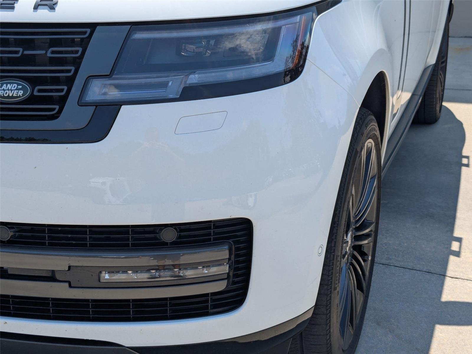 Used 2025 Fuji White Land Rover SE image 6