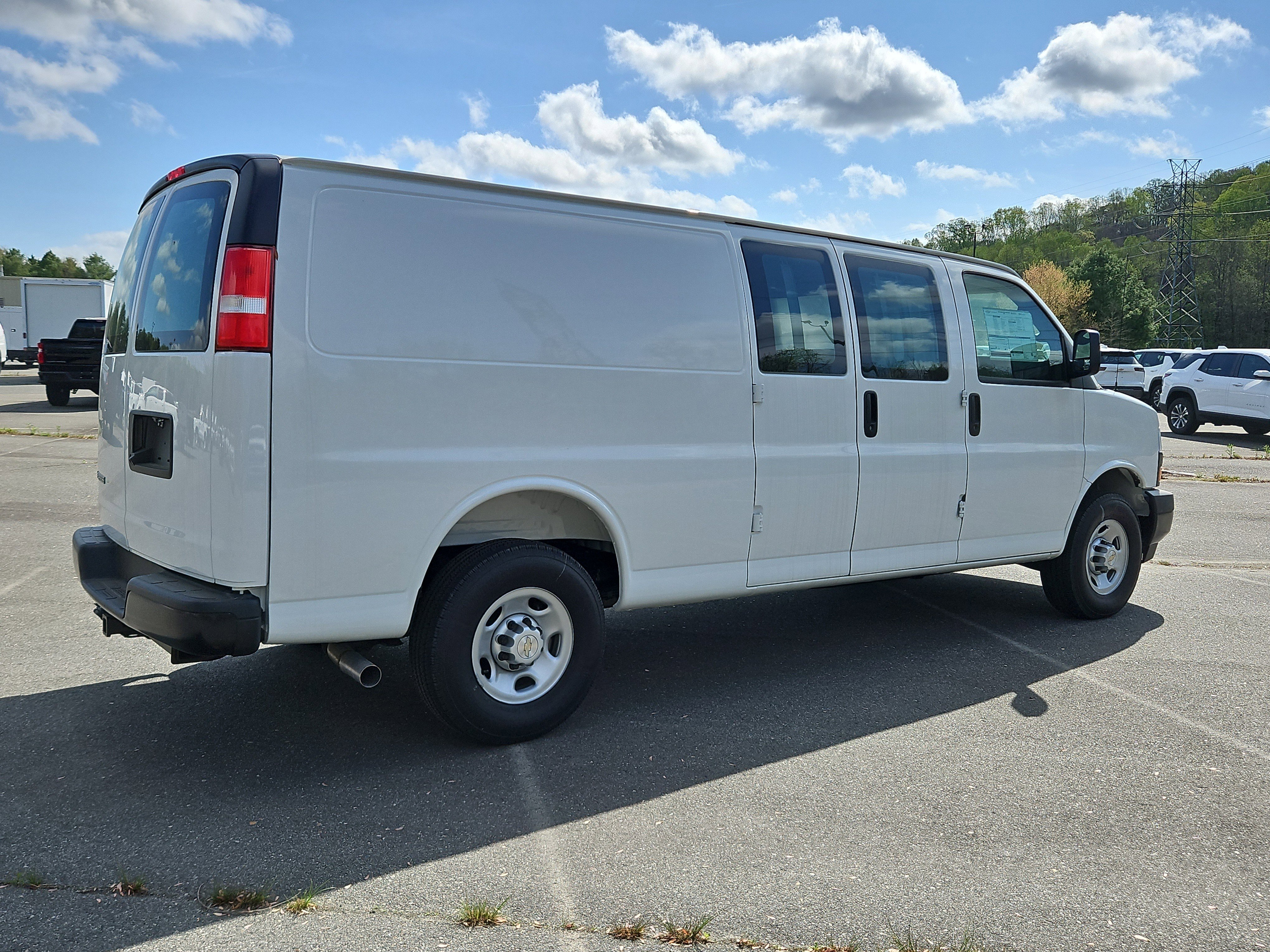 New 2025 Summit White Chevrolet WT image 5