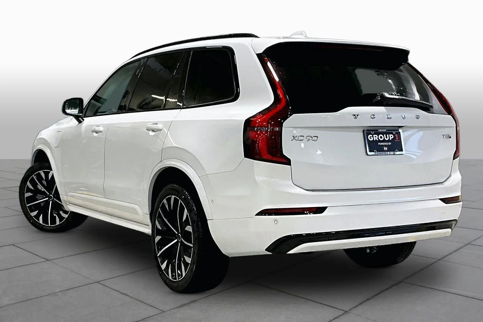 New 2026 Crystal White Volvo Ultra image 3