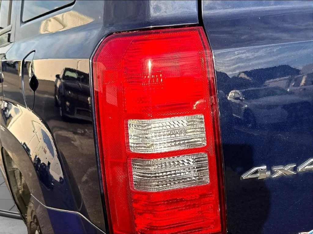Used 2015 True Blue Pearlcoat Jeep Latitude image 27