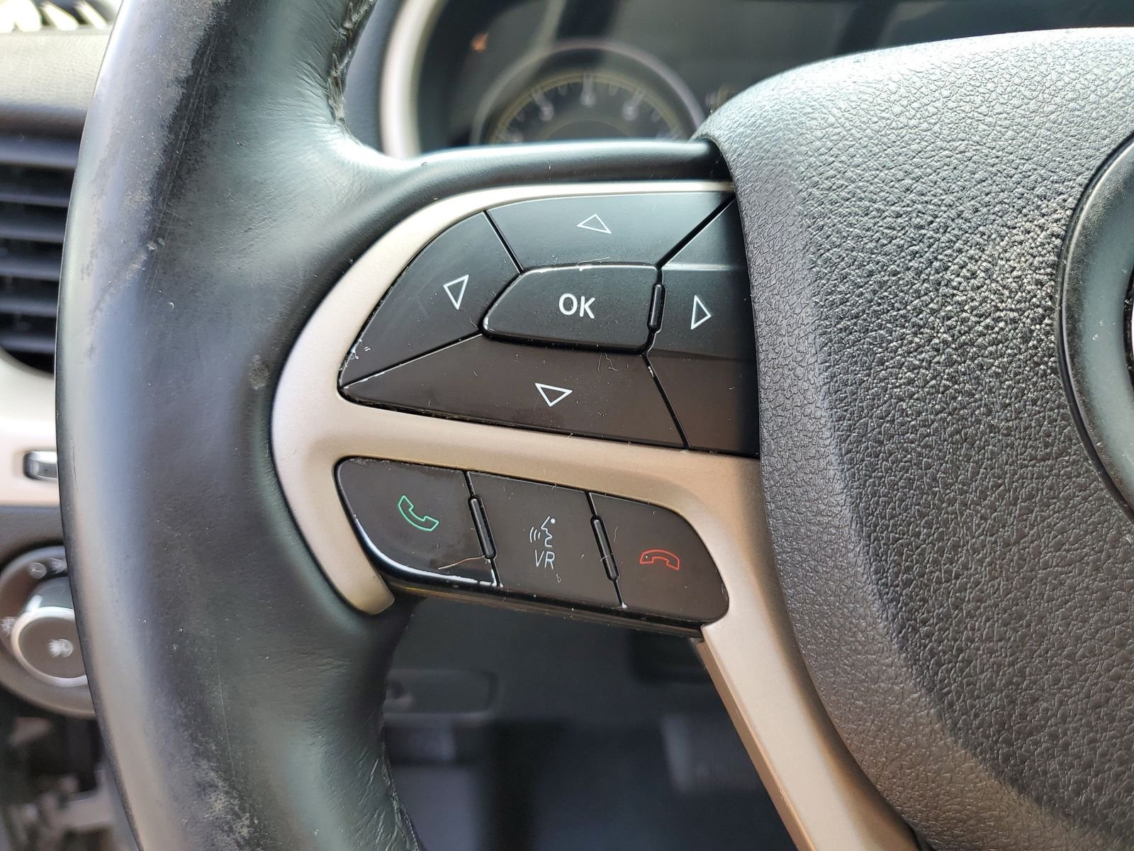Used 2015 Silver Jeep Latitude image 16