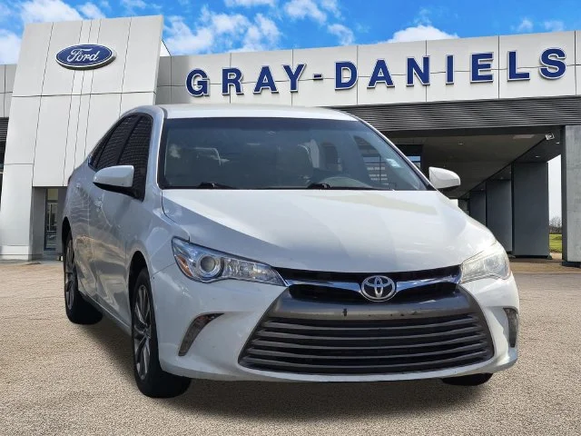 Used 2016 Super White Toyota XLE image 1