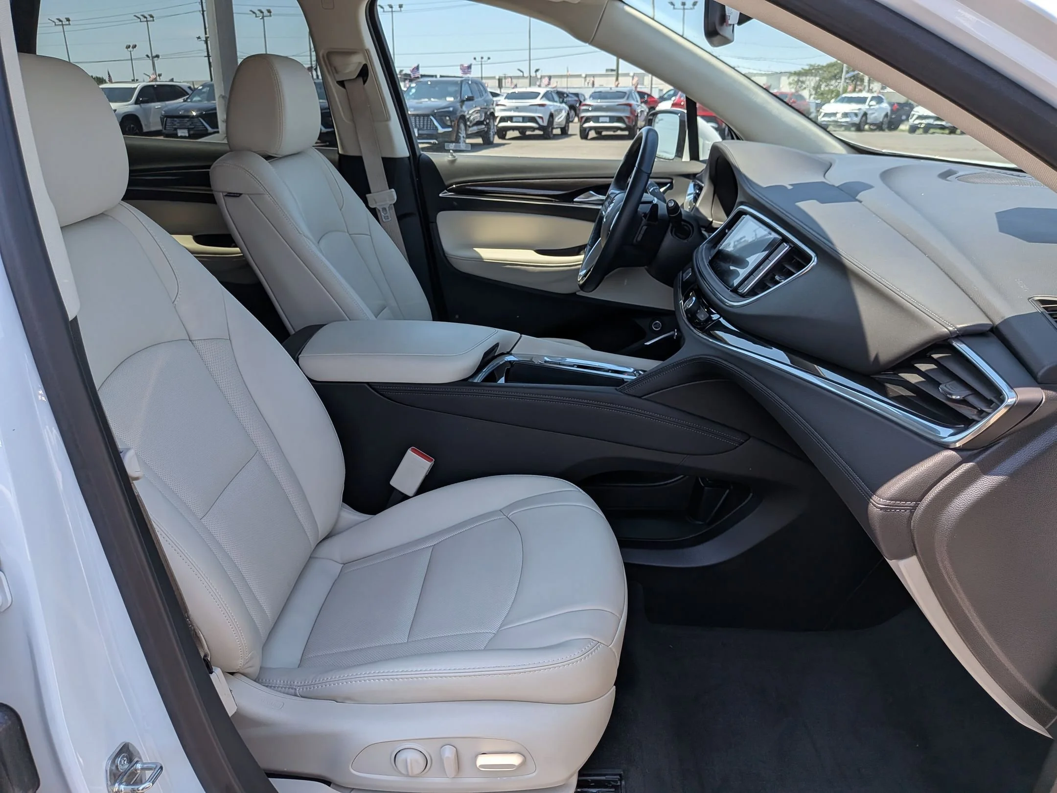 Used 2023 Summit White Buick Essence image 27