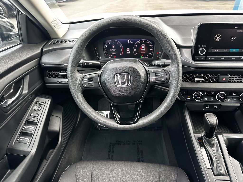 Used 2025 Platinum White Pearl Honda SE image 18