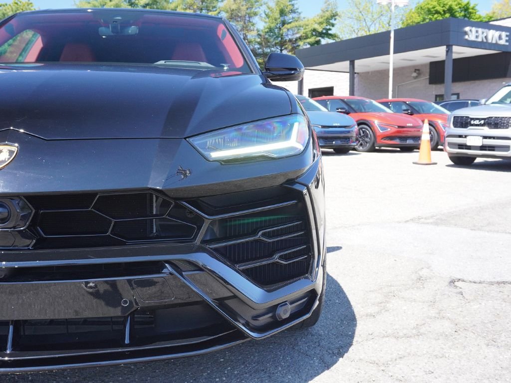 Used 2022 Black Lamborghini Base image 18