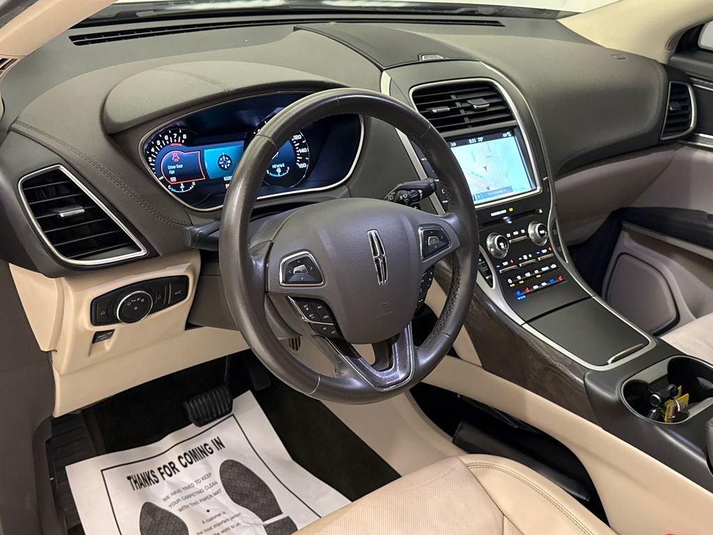 Used 2016 White Platinum Clearcoat Metallic Lincoln Reserve image 19