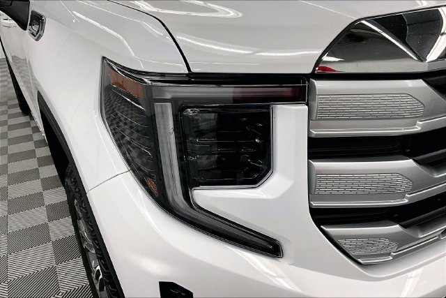 Used 2026 Summit White GMC SLE image 34