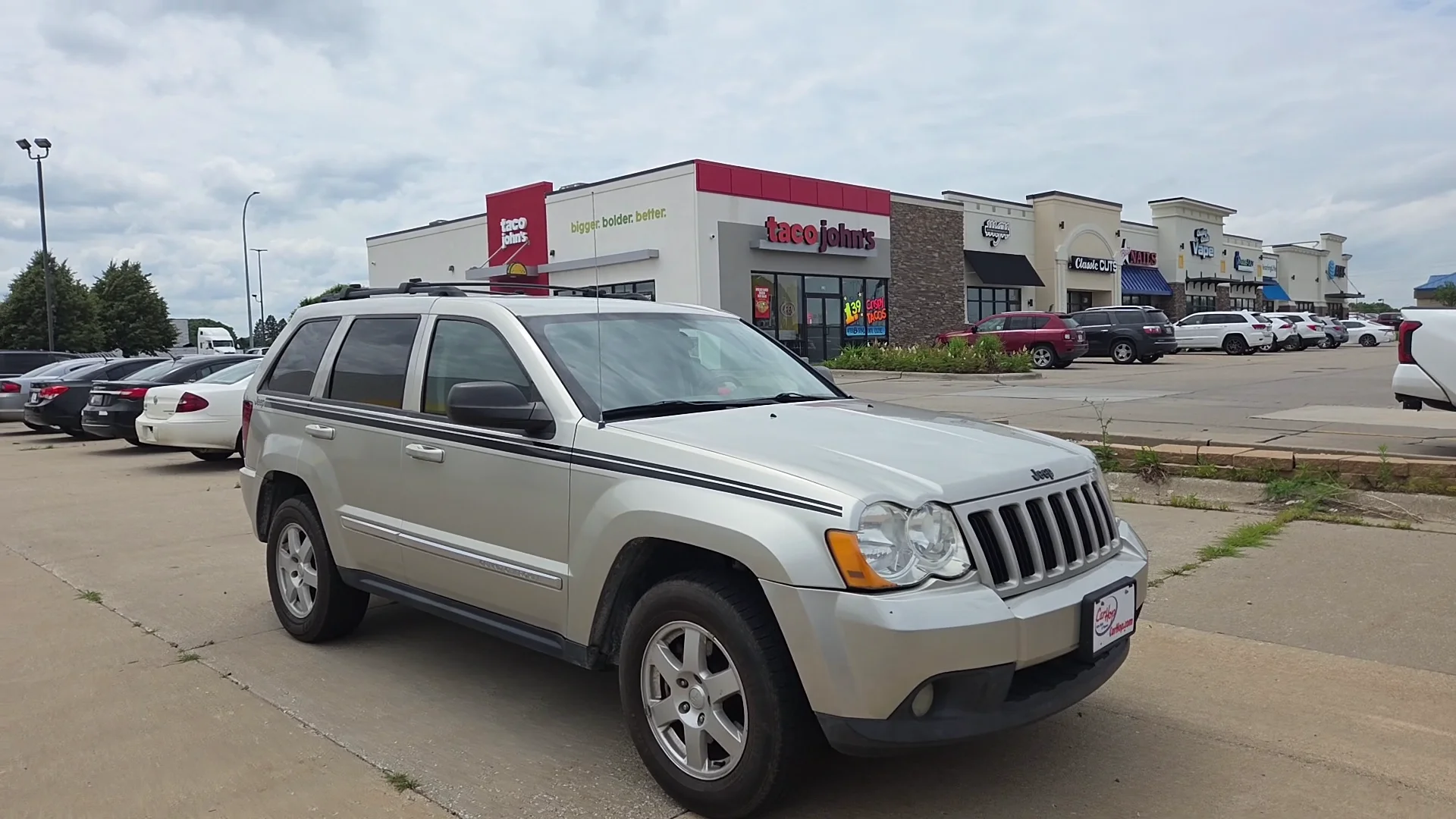 Used 2010 Silver Jeep LAREDO image 3