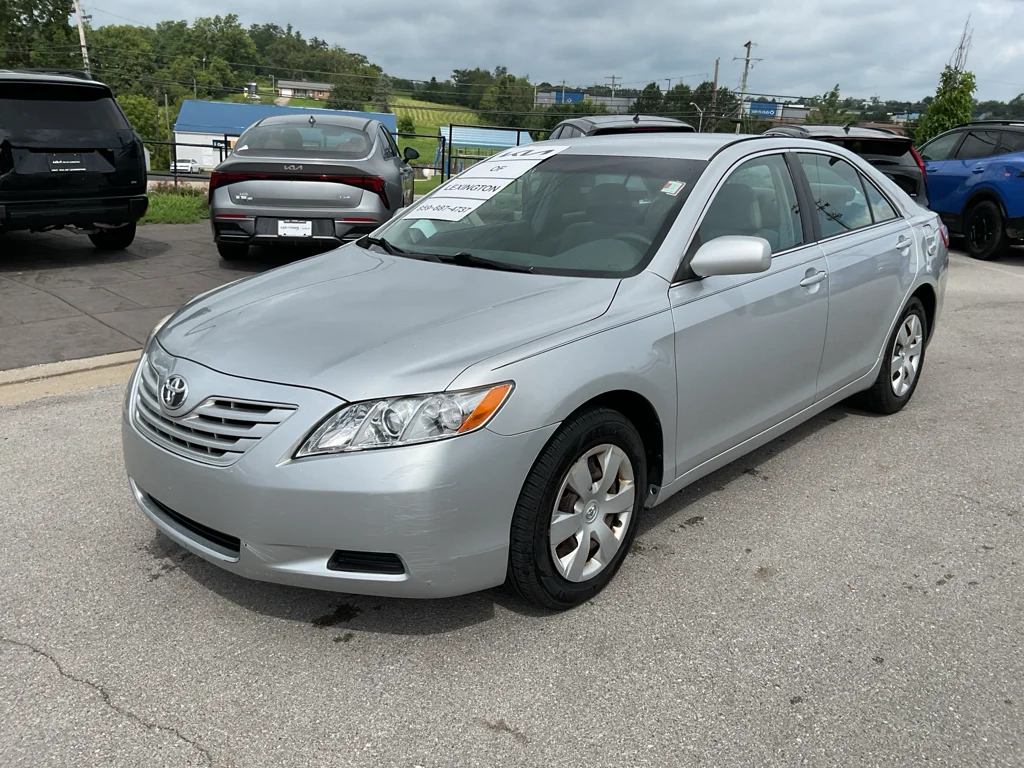 Used 2007 Titanium Metallic Toyota LE image 4