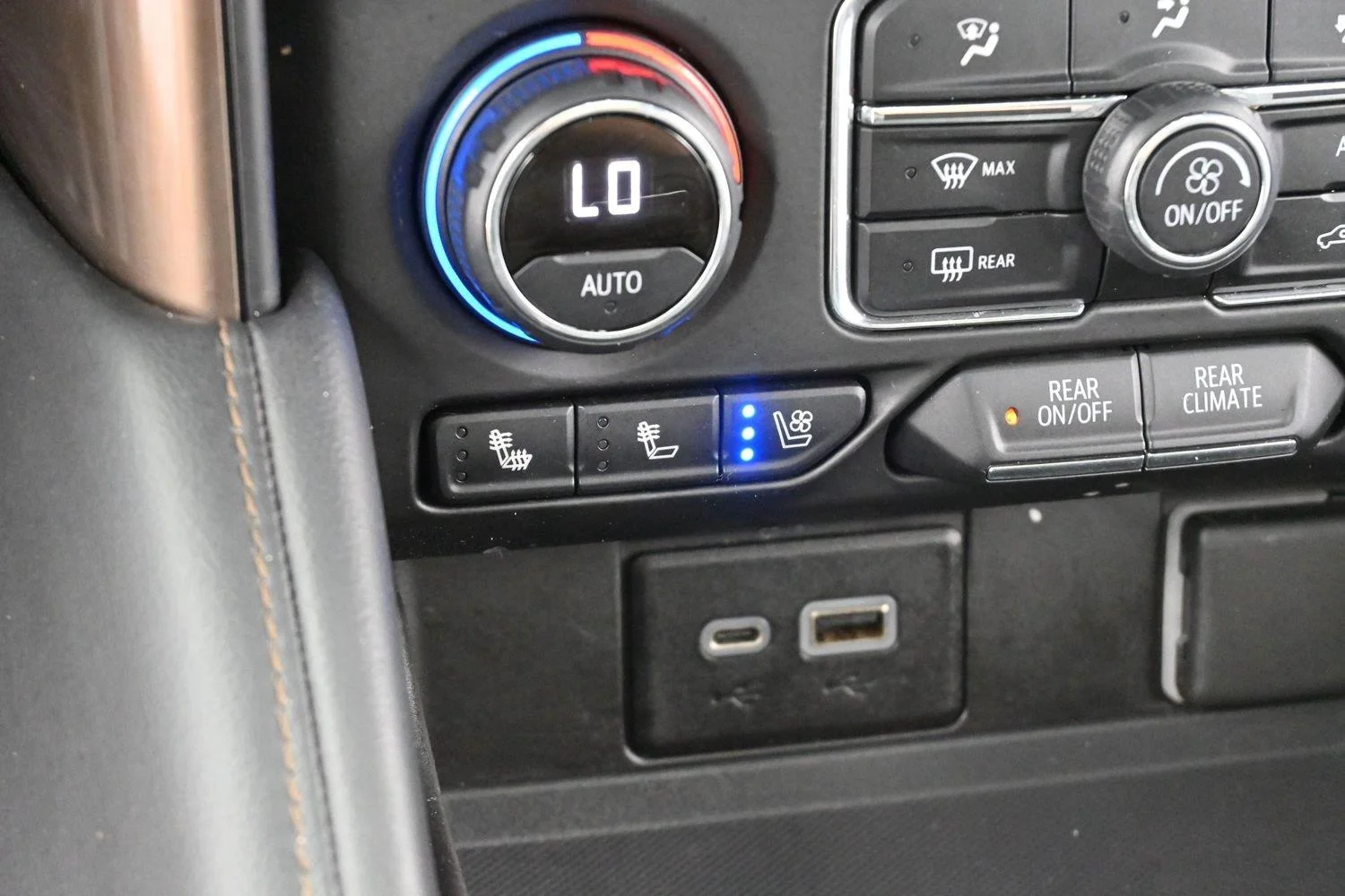 Used 2021 IRIDESCENT PEARL TRICOAT Chevrolet High Country image 21