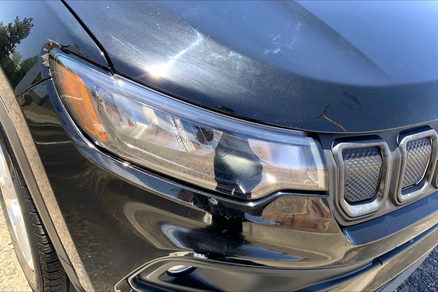 Used 2022 Diamond Black Crystal Pearlcoat Jeep Latitude image 24