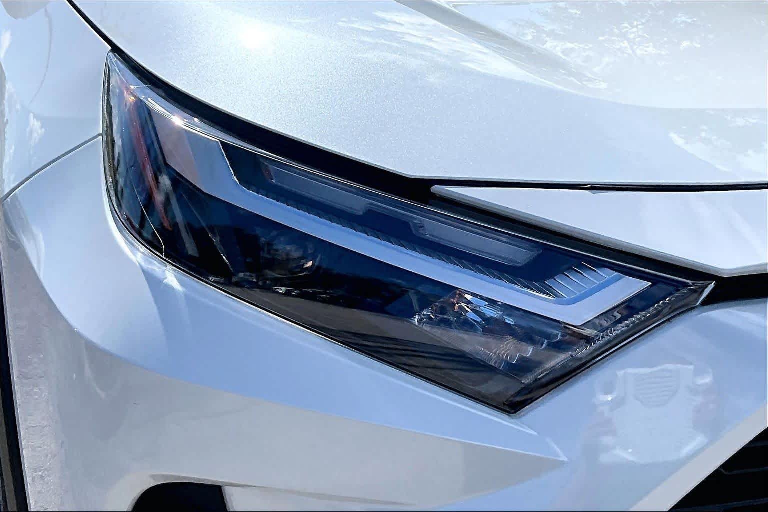 Used 2025 Wind Chill Pearl Toyota XLE Premium image 28