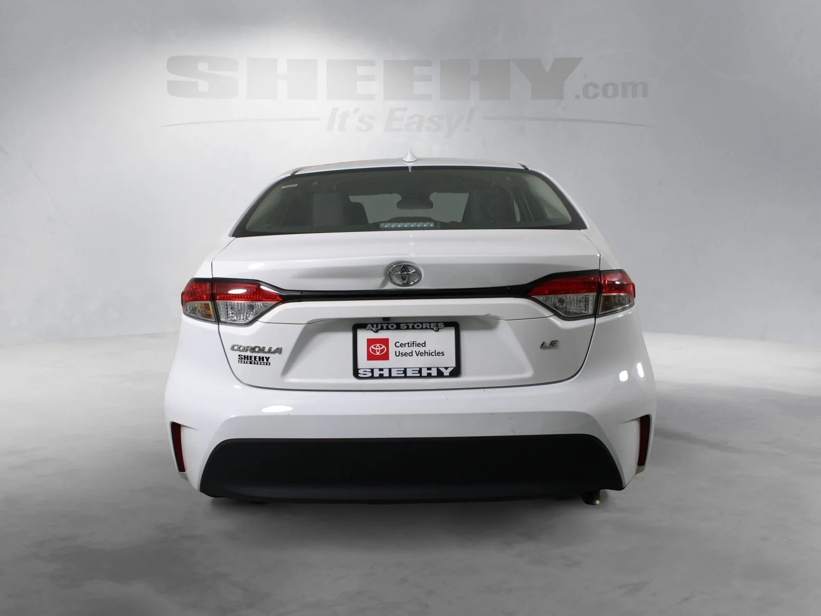 Used 2025 White Toyota LE image 13