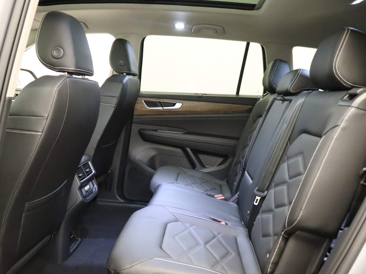 2026 Volkswagen Atlas SE w/Tech - Photo 15