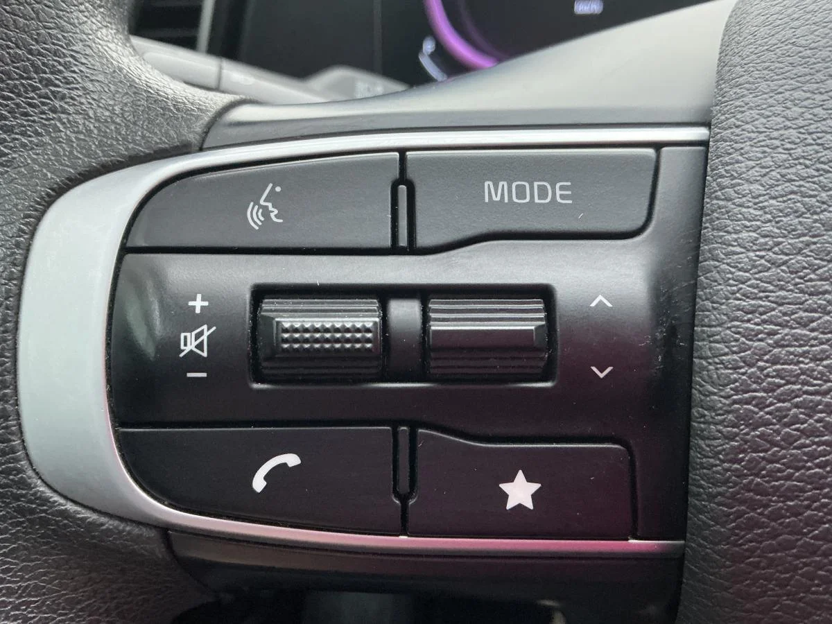 Used 2023  Kia LX image 22