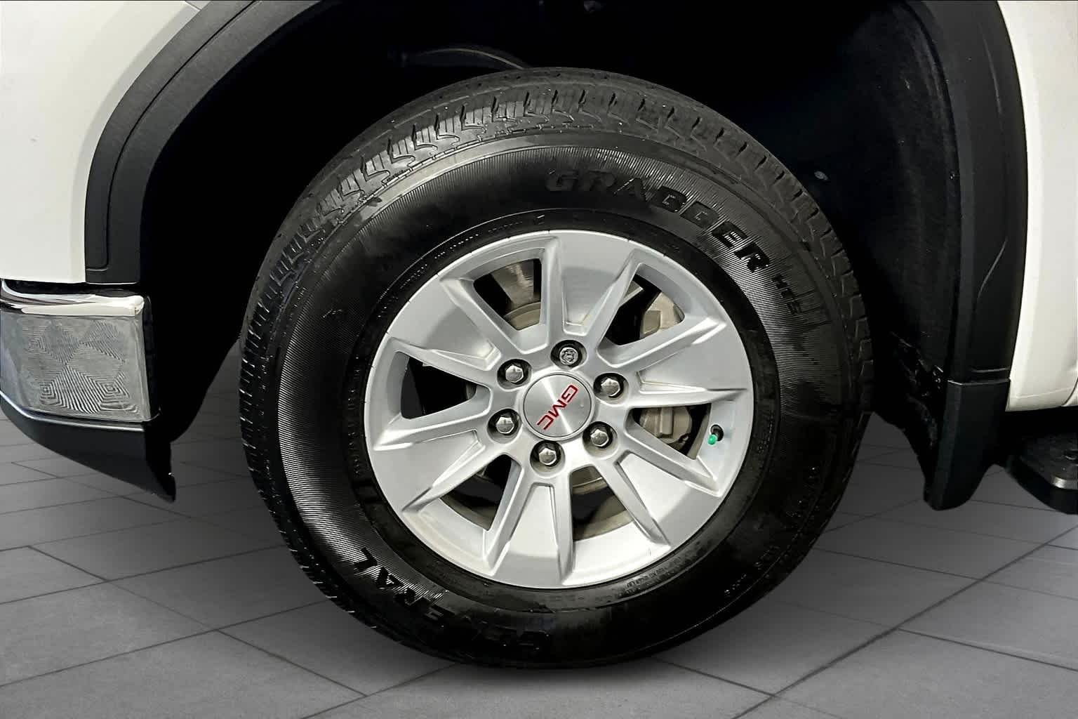 Used 2023 Summit White GMC SLE image 11