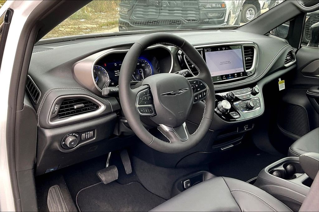 New 2026 Chrysler Pacifica Select 4D Passenger Van