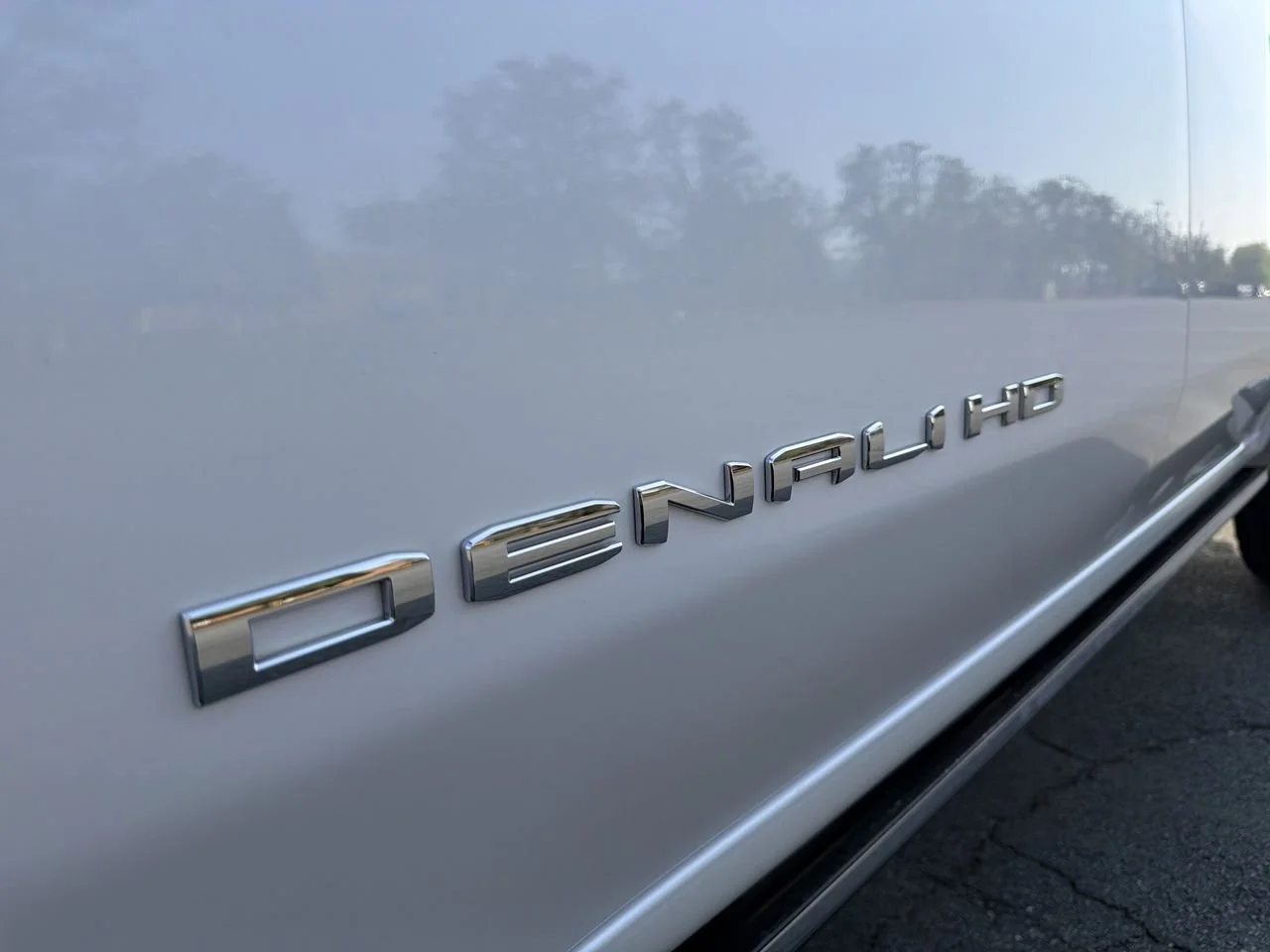 Used 2025 White Frost Tricoat GMC Denali Ultimate image 27