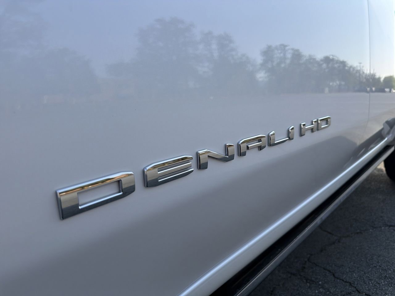 Used 2025 White Frost Tricoat GMC Denali Ultimate image 27