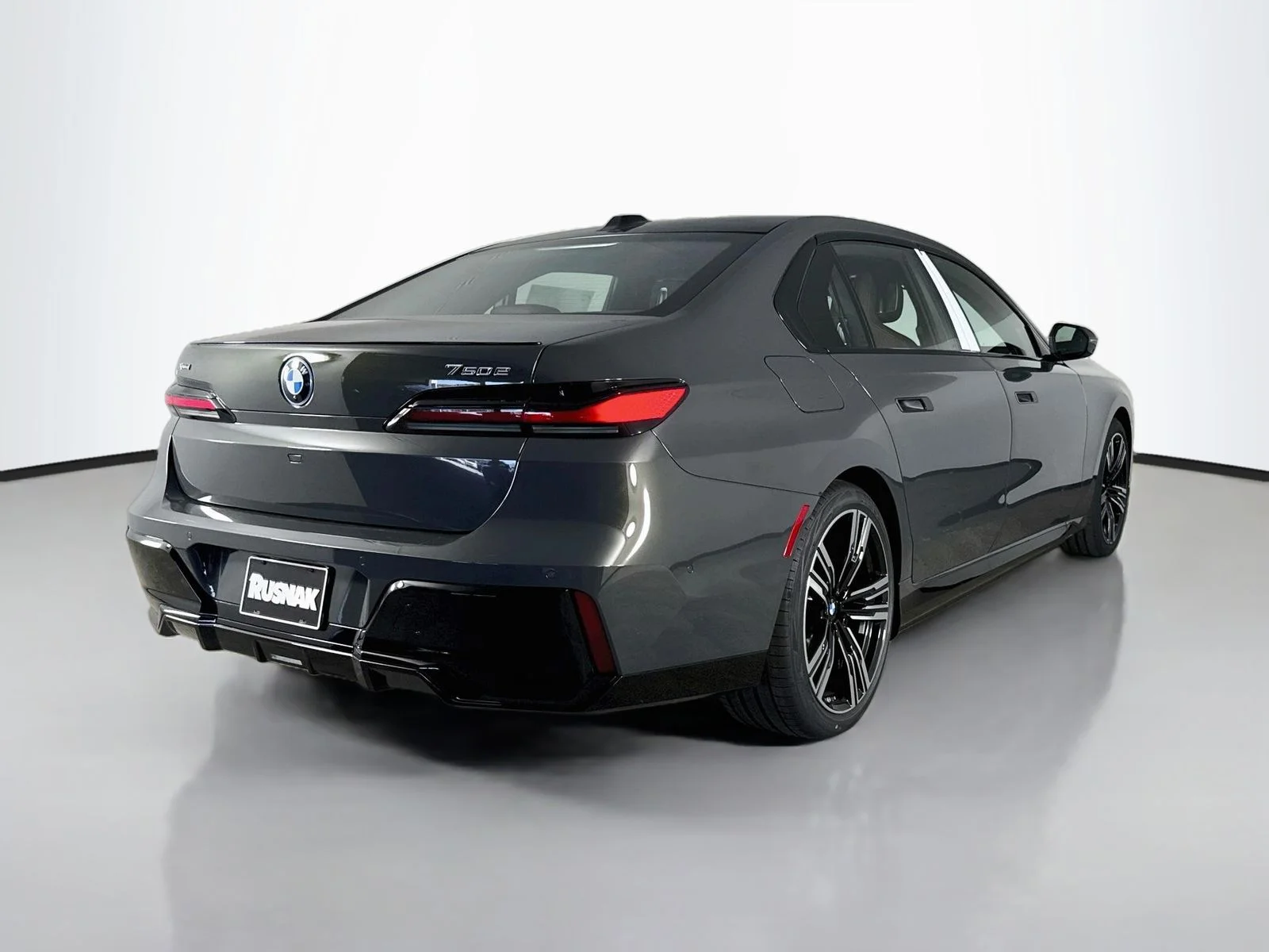 New 2026 Dravit Grey Metallic BMW 750e xDrive image 7