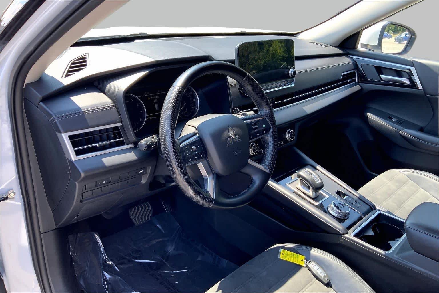 Used 2024 White Diamond Mitsubishi SE image 15