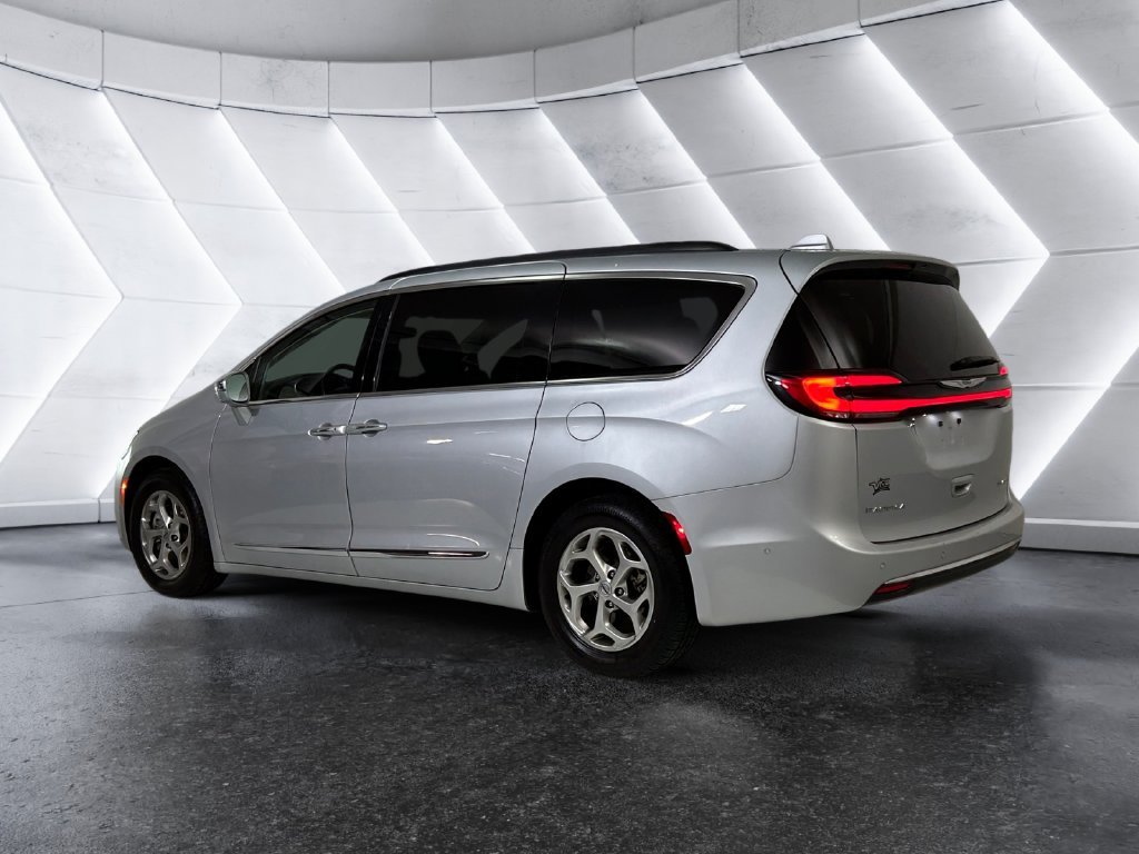 Used 2022 Silver Chrysler Limited image 6