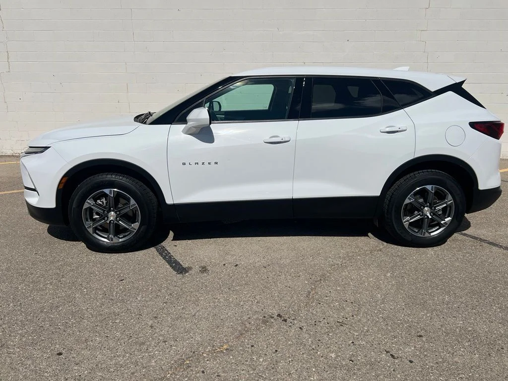 Used 2025 Summit White Chevrolet LT image 2