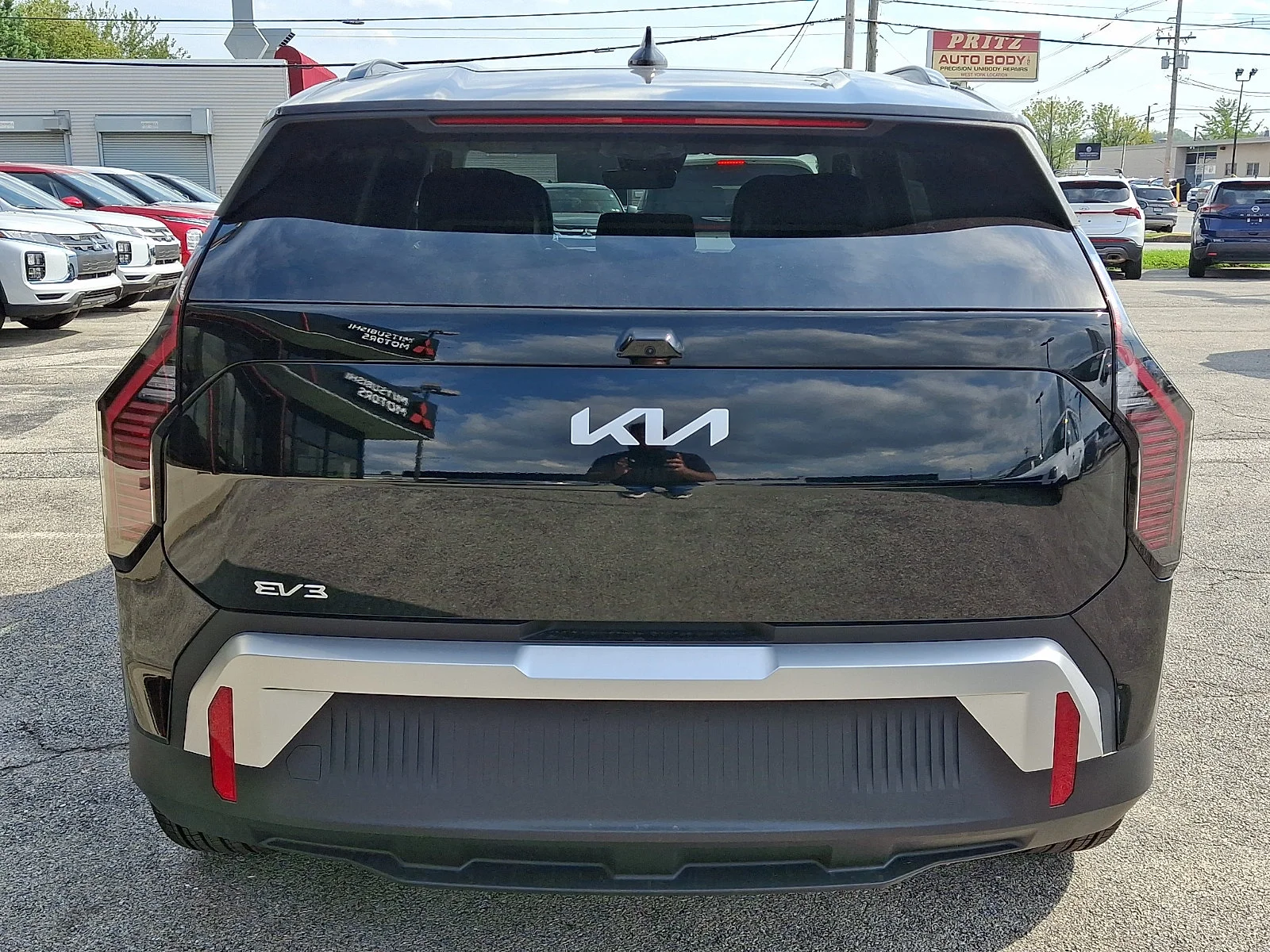 New 2027 Black Kia Wind image 6